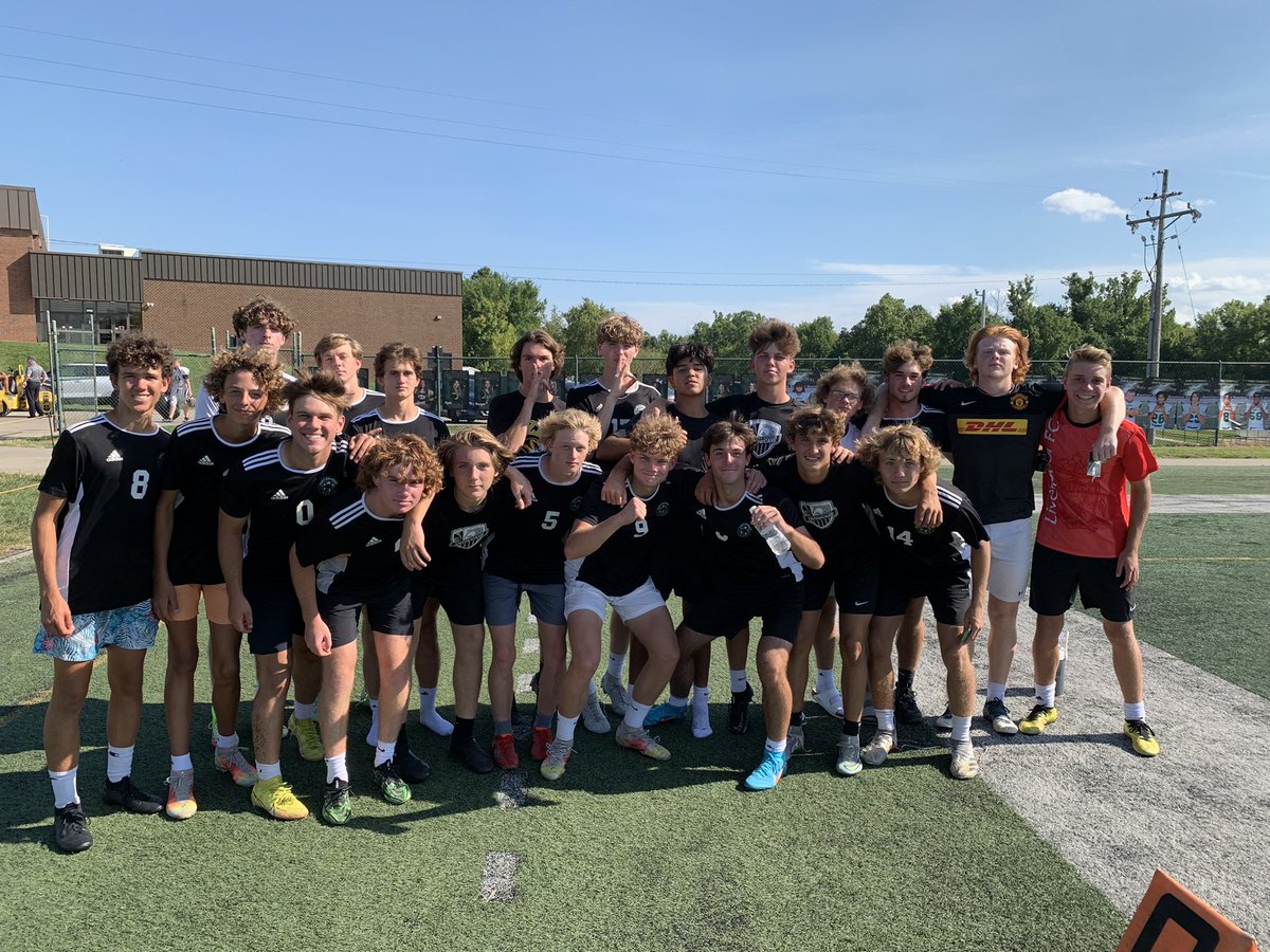 These guys are excited to kick off their season tomorrow in the FZ Classic! We take on Orchard Farm at 8am at the FZN Stadium. Grab some coffee and head on out! ☕️ 🥯 #EffortAttitude