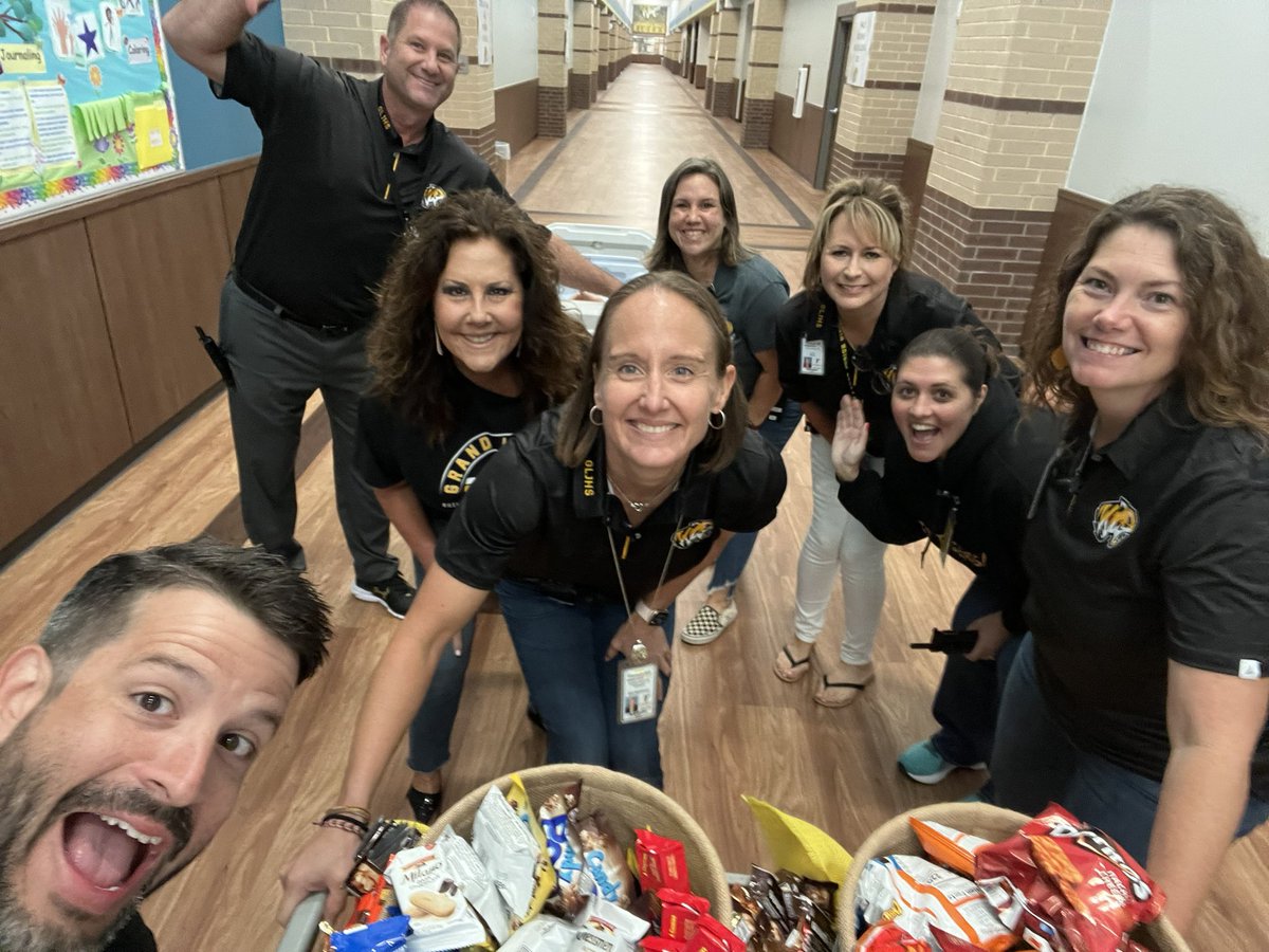 MrAbbottTISD's tweet photo. Thank you @TISDGLJHS staff for going above and beyond for our students every day! While we can’t do enough to express our appreciation, we hope you enjoyed the Tiger Treat Train- choo choo! https://t.co/3p1pZ1g7G9