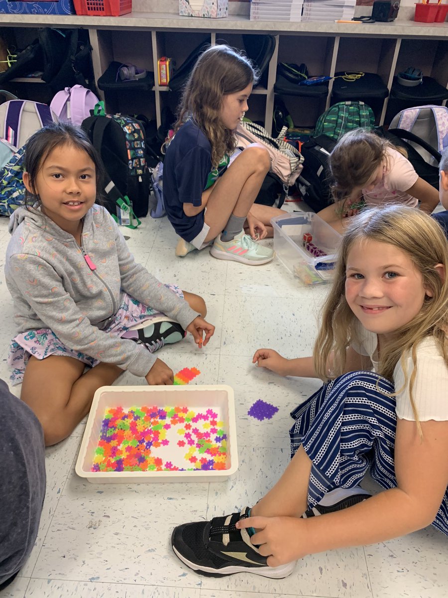 MsKerlek's tweet photo. What a great ending to the week! Our 1st grade buddy class came over with their STEAM buckets! We had a great time getting to know them 🐬 Another great opportunity to build leaders! @LaurelOakElem @MsMacri3 @collierschools https://t.co/mrbyQCRO3y