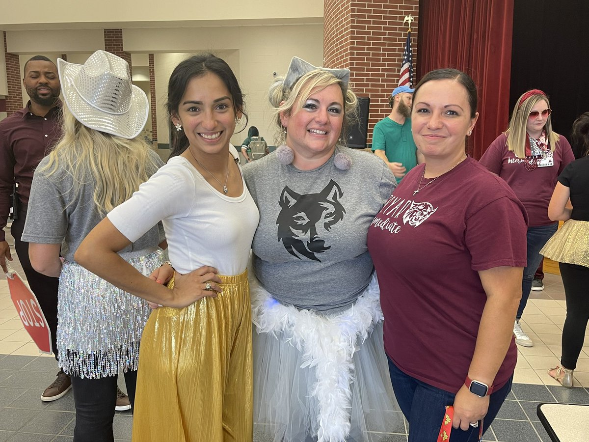 House sorting day! Best day over with my friends! We may not be in the same house but best friends we will be forever! <a href="/mrsbuell84/">Lisa Buell</a> #tthr #cryarcats <a href="/CryarCISD/">Cryar Intermediate, Conroe ISD</a>