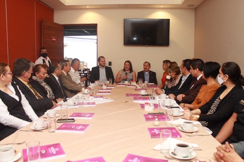 RosyGarciaC's tweet photo. En CANACO Querétaro agradecemos al Rector Arturo Alvarado Hierro y a la Universidad Mondragón que en esta edición serán anfitriones al Premio Policía del Año 2022.
Todo el reconocimiento al Comité del Premio, por su gran trabajo que realizan.
#AgregaValor #Prepol2022 #CanacoQro https://t.co/ZzUjpno7SU