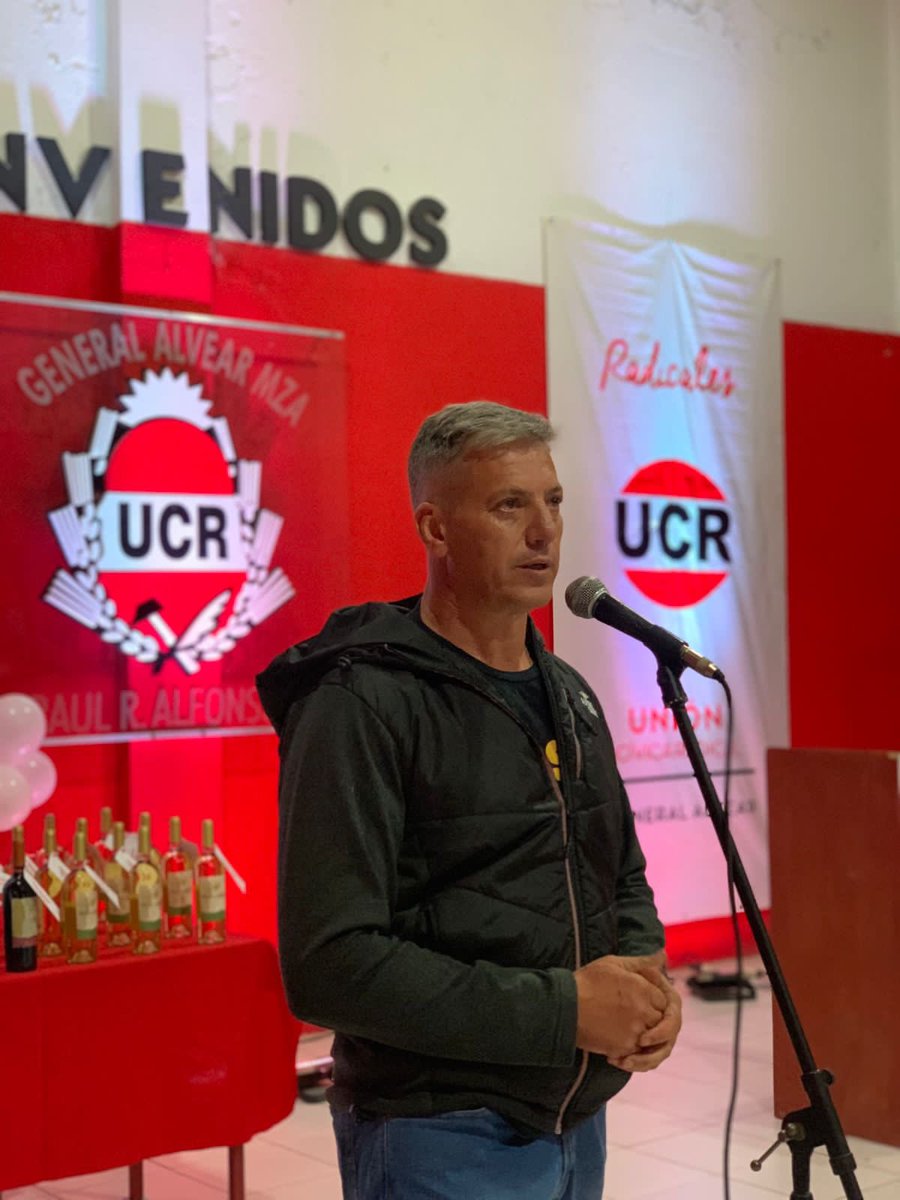 AlvearGral's tweet photo. Desde el Comité Departamental agasajamos a los padres en su día! 
Gracias a todos por estar! 

#sanmartin #diadelpadremendocino #ucr https://t.co/HQhY96IgZA