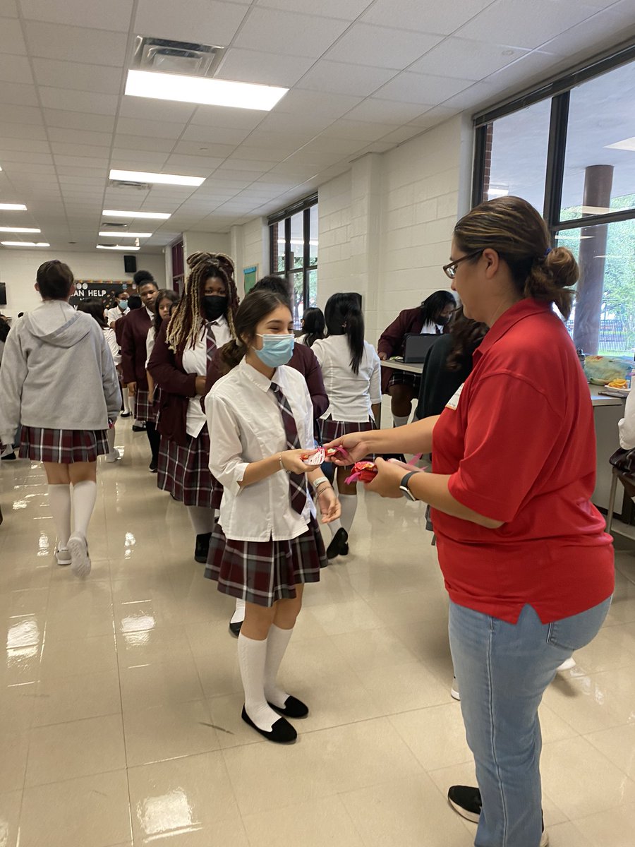 Nicholgo01's tweet photo. Shout out 📣 to our @YWCPAPTO‼️During lunch they brought sweet treats 🍭🍬🍫for our beautiful Roses.🌹 We can’t thank you all enough! 💕🫶🏽👏🏽 A great way to end the first week of school @YWCPAHISD.
#ExcellenceInFullBloom
#PTORocks https://t.co/C8MCUwZIWH