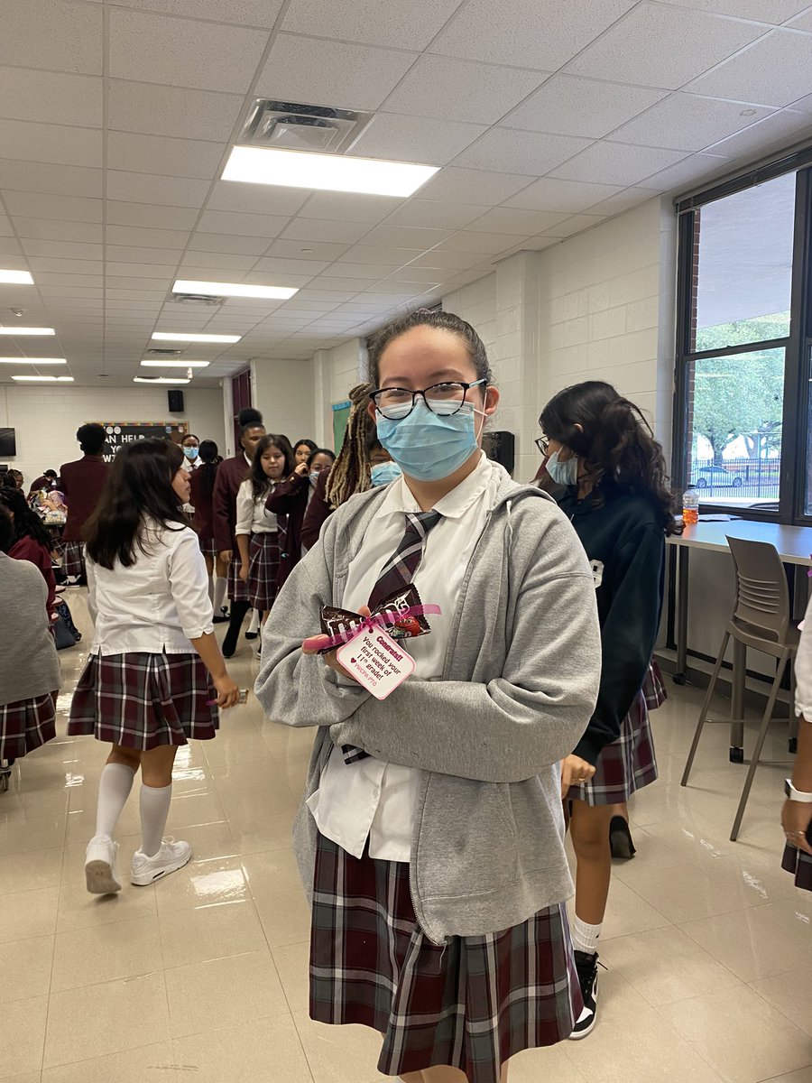 Nicholgo01's tweet photo. Shout out 📣 to our @YWCPAPTO‼️During lunch they brought sweet treats 🍭🍬🍫for our beautiful Roses.🌹 We can’t thank you all enough! 💕🫶🏽👏🏽 A great way to end the first week of school @YWCPAHISD.
#ExcellenceInFullBloom
#PTORocks https://t.co/C8MCUwZIWH
