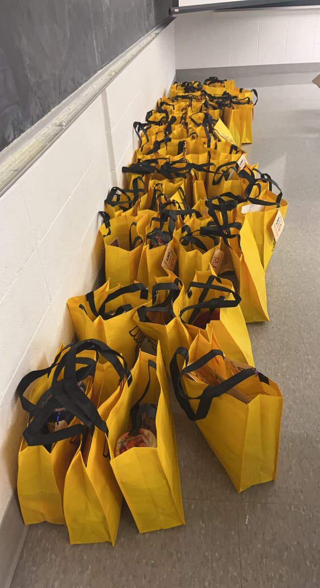 MWSU_Serve's tweet photo. New Griffs giving back to our community today. 50 gift bags for our friends @SJSD_Counseling Families in Transition and the YWCA. #GriffsGiveBack #Community #Volunteerism https://t.co/jcawy05FrX