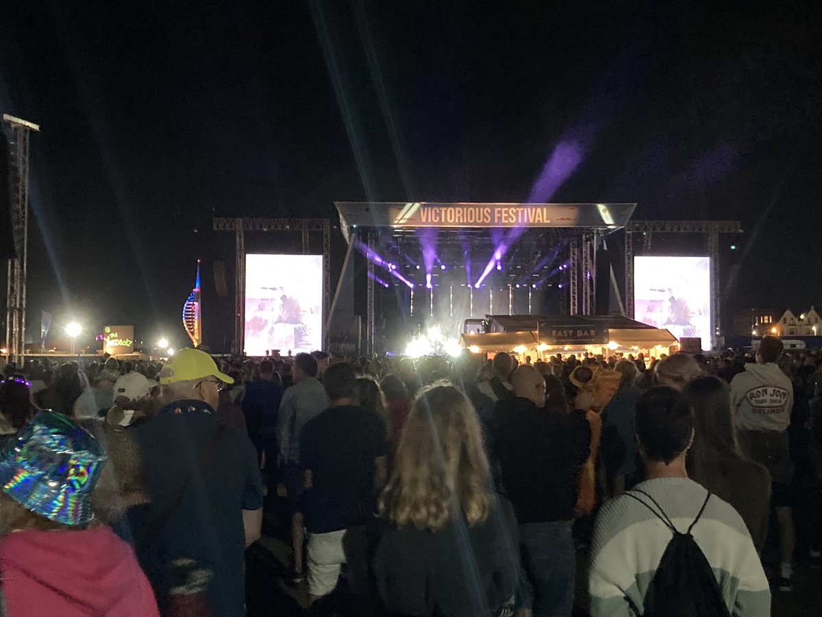 JossRoupell's tweet photo. A great day at @VictoriousFest no handbags, everyone just hoping people have a nice day, maybe tomorrow will be the same #sterophonics were amazing @HighburyJournos https://t.co/7bOZyjvSQi