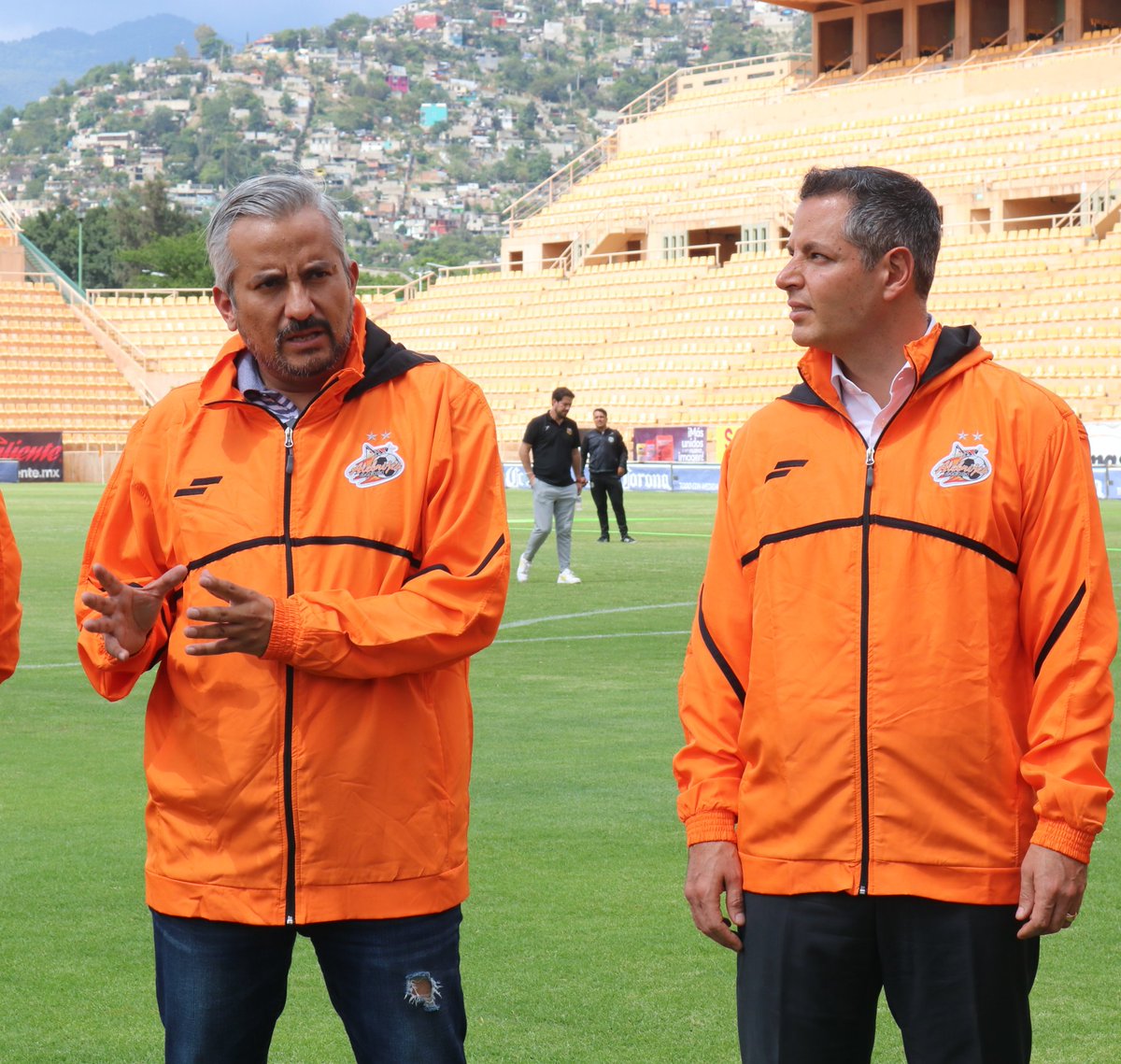 JLeonDeportsOax's tweet photo. El gobernador de Oaxaca, Alejandro Murat, acudió al estadio previo al juego ante @C_A_Morelia para acompañar al @RectorCristian y respaldar el convenio entre @UABJO y los @AlebrijesOaxaca, con lo que se refuerza la identidad del equipo y se fortalece el deporte universitario. https://t.co/ab8ed2ITem