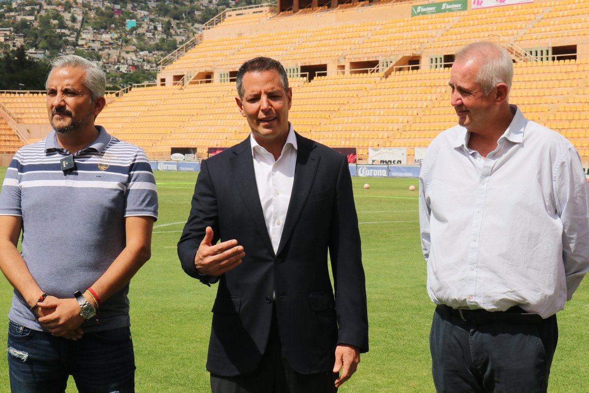 JLeonDeportsOax's tweet photo. El gobernador de Oaxaca, Alejandro Murat, acudió al estadio previo al juego ante @C_A_Morelia para acompañar al @RectorCristian y respaldar el convenio entre @UABJO y los @AlebrijesOaxaca, con lo que se refuerza la identidad del equipo y se fortalece el deporte universitario. https://t.co/ab8ed2ITem