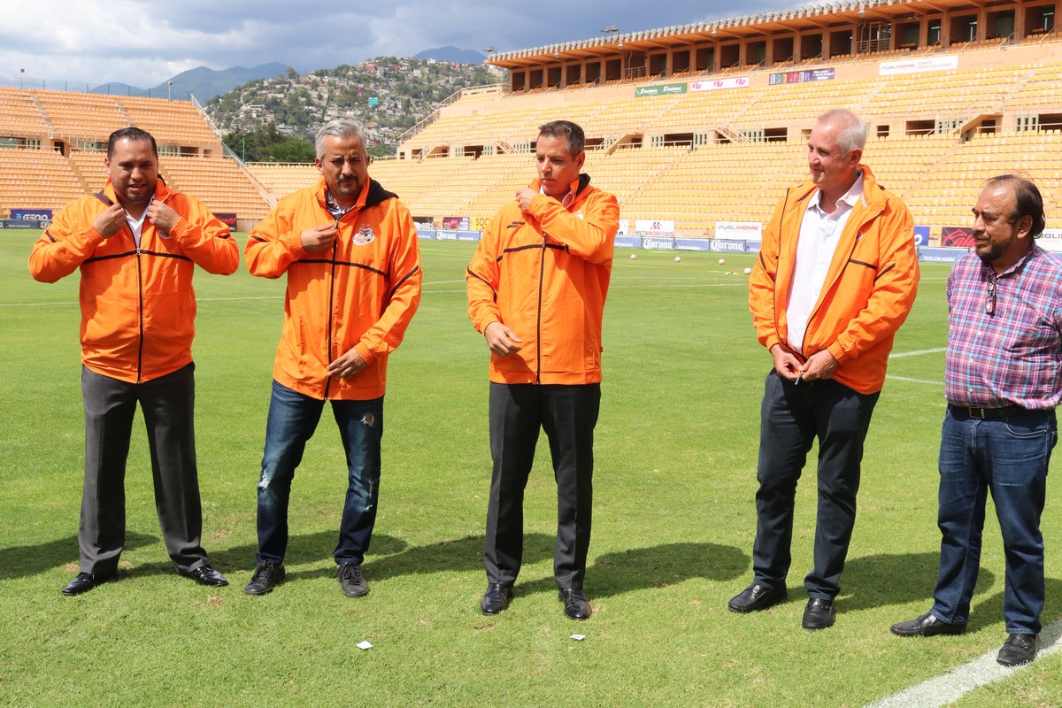 JLeonDeportsOax's tweet photo. El gobernador de Oaxaca, Alejandro Murat, acudió al estadio previo al juego ante @C_A_Morelia para acompañar al @RectorCristian y respaldar el convenio entre @UABJO y los @AlebrijesOaxaca, con lo que se refuerza la identidad del equipo y se fortalece el deporte universitario. https://t.co/ab8ed2ITem