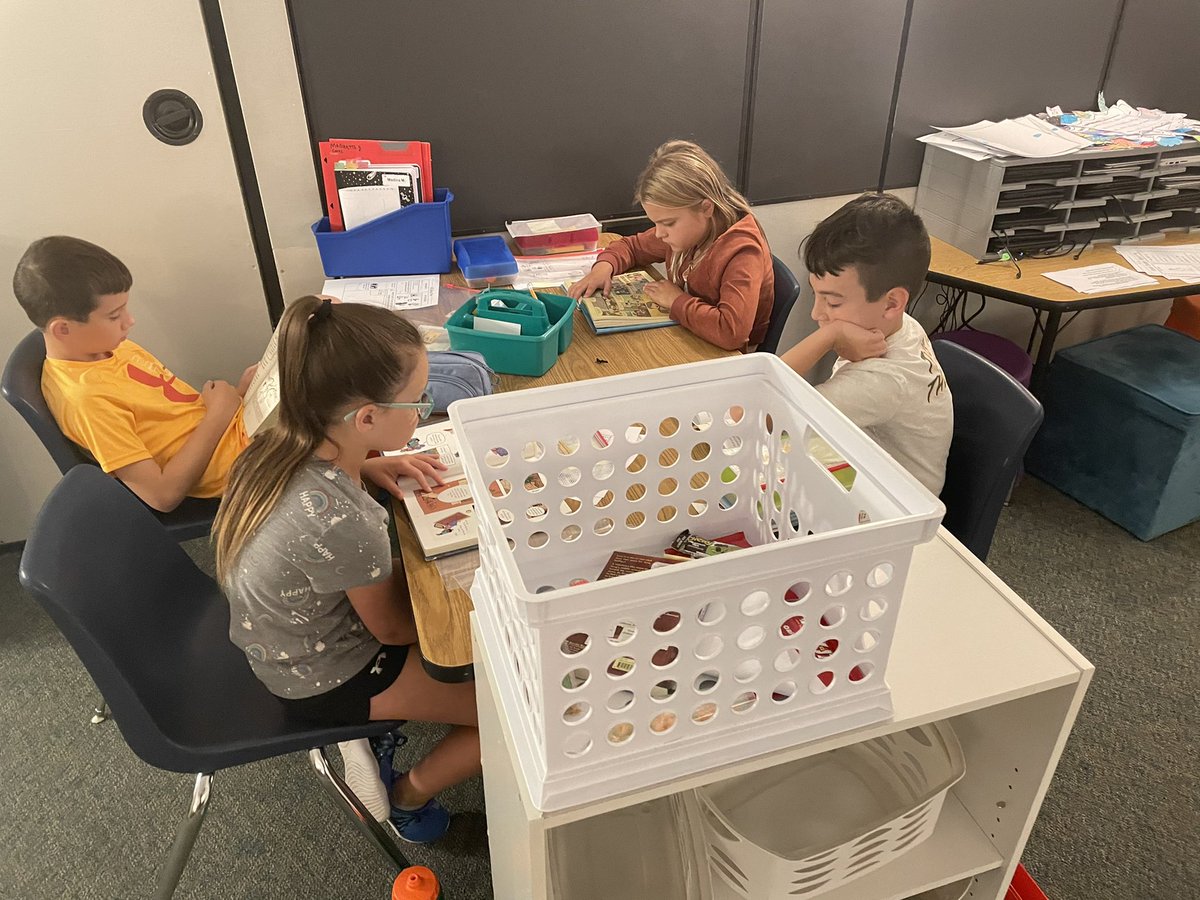 a_armstrongSFE's tweet photo. Some thoughtful days of just right reading time, patterns of power and planning for upcoming personal narratives! 4th grade is already growing as learners and explorers! @HumbleISD_SFE https://t.co/fps1vamBtP