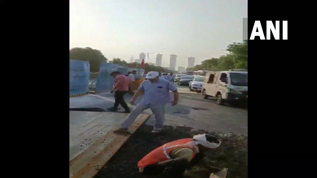 ANINewsUP's tweet photo. Uttar Pradesh | The Noida-Greater Noida expressway near Sector 96 witnessed slow traffic movement yesterday (August 26), after a 12-15 ft long chunk of the road caved. https://t.co/JNhiceR2kw