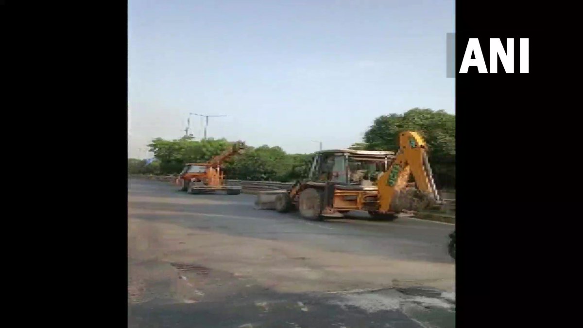ANINewsUP's tweet photo. Uttar Pradesh | The Noida-Greater Noida expressway near Sector 96 witnessed slow traffic movement yesterday (August 26), after a 12-15 ft long chunk of the road caved. https://t.co/JNhiceR2kw