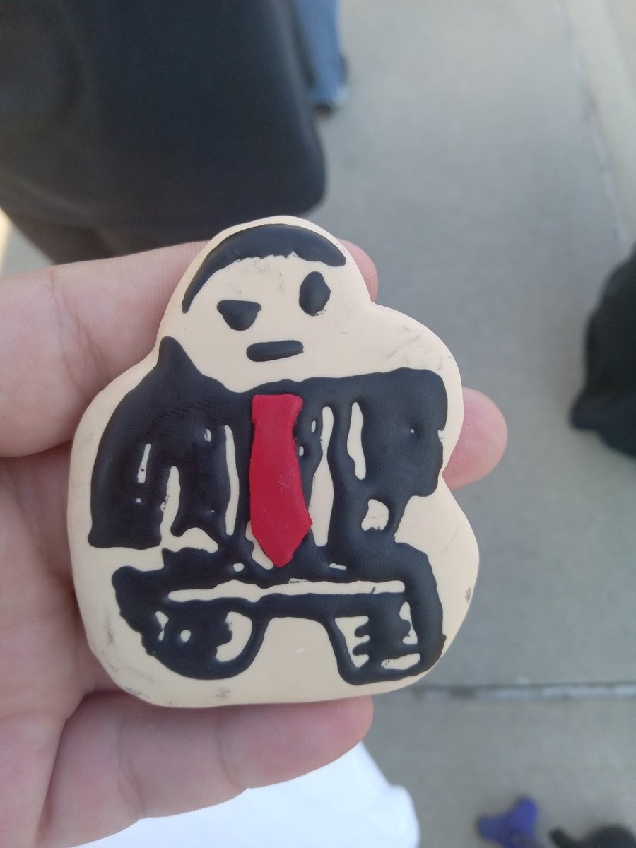 manletapologist's tweet photo. Someone was handing out lil magnets they made and they're SO CUTE https://t.co/zNvQqtpZPS
