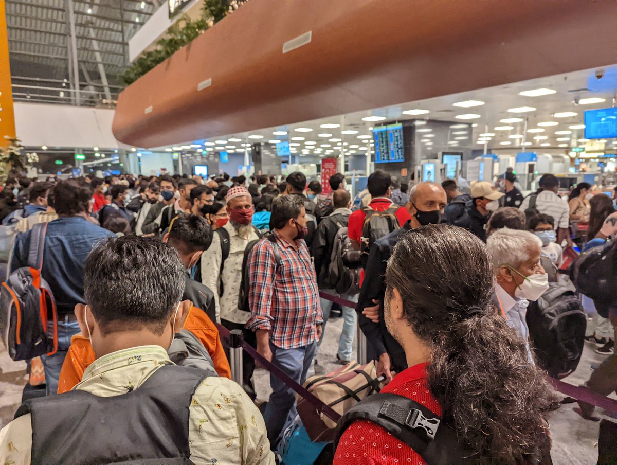 SayaniBh's tweet photo. If you're planning to take a flight from Blr airport, be prepared to wait for at least 30-40 mins in queue for security. Terribly long queues everywhere https://t.co/ZrJ5C3W8kH