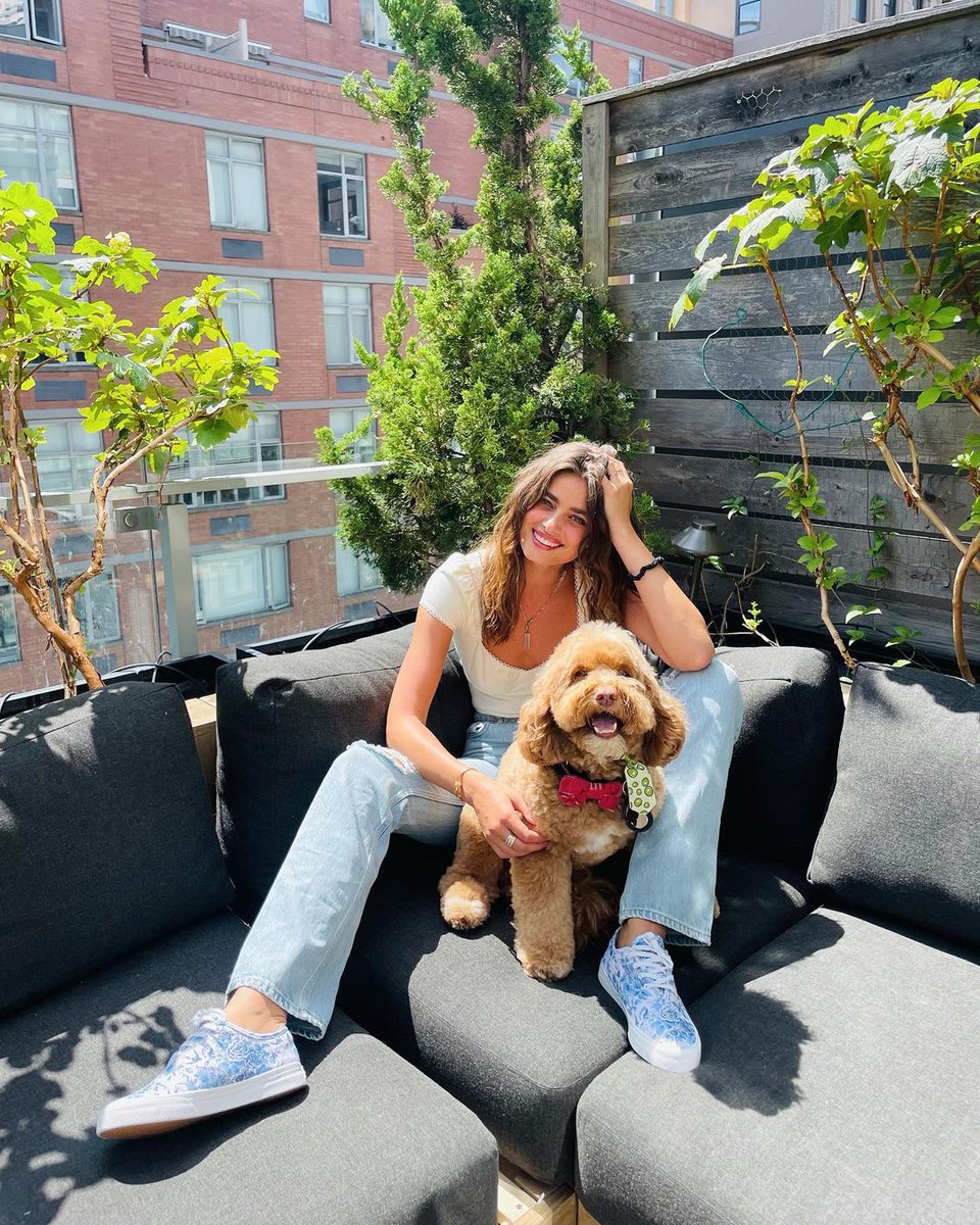 taylormhbrasil's tweet photo. Taylor Hill via Instagram!
"Esses sapatos são tão fofos, Tate disse que estava tudo bem colocá-los no sofá☺️ @Reformation #refbabe #NationalDogDay " https://t.co/PTuO47bBY0