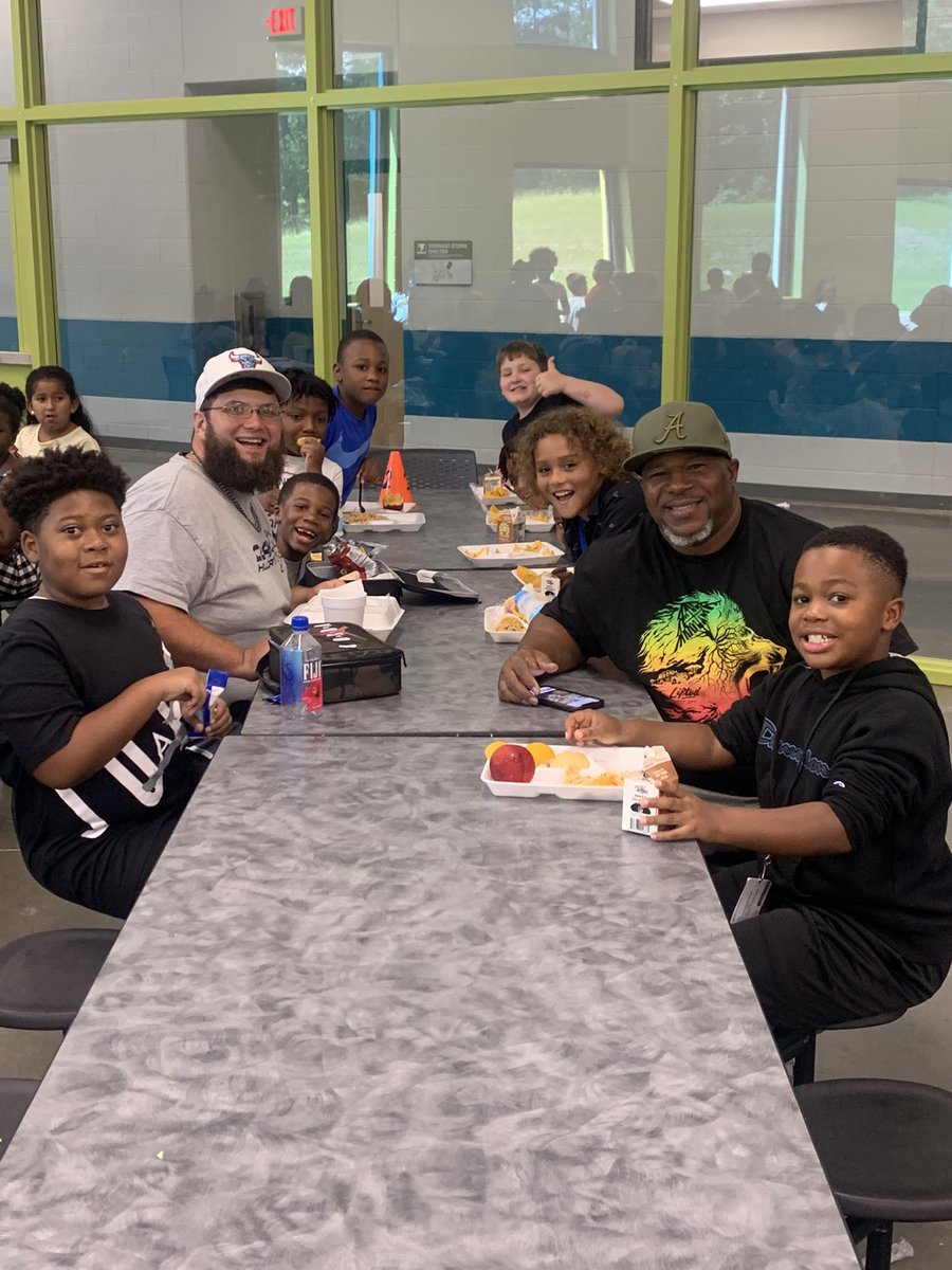 The community of Clay is amazing! Our students’ football coaches came and had lunch with their players and got them ready for tomorrow’s game! 🏈 <a href="/JEFCOED/">Jefferson County Schools</a> <a href="/CityofClay/">City of Clay</a>
Photo cred: <a href="/MandyDuckett/">Mandy Duckett</a>