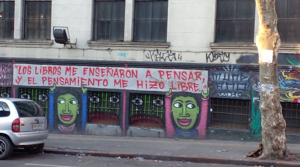 Los libros, leerlos y releerlos te enseñan a pensar, y el pensamiento te hace libre (calle en Montevideo).