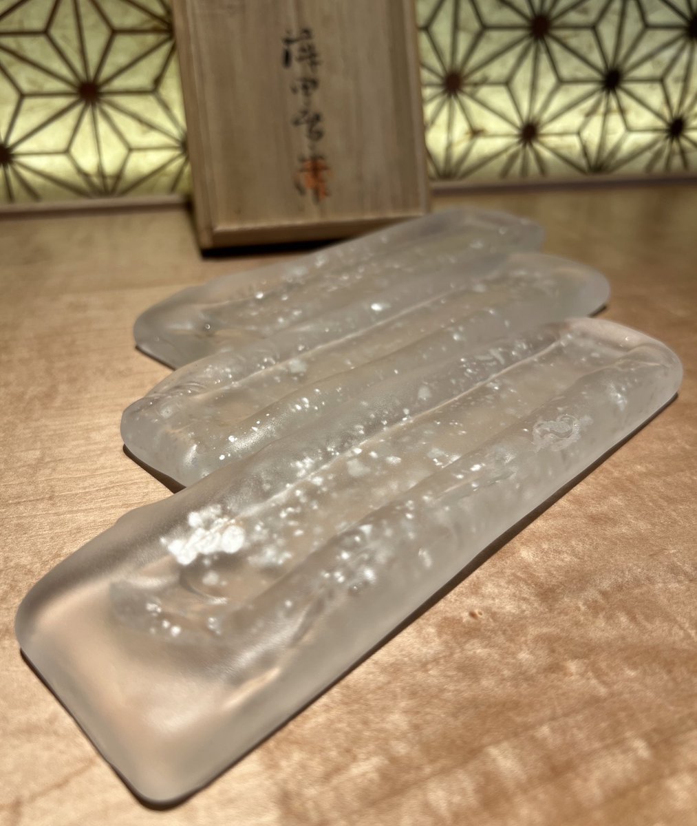 takahashiya21's tweet photo. 藤田喬平 作.

銀粉入り
藤田喬平先生の作品が
仲間入り！

サイズ小さめ
何に？
骨煎餅？でしょうか？

#藤田喬平
#ウツワ
#硝子
#硝子の少年
#ガラス　#銀　#銀粉
#銀座　#GINZA 
#TOKYO    #東京
#高橋屋　#髙橋屋
#日本料理　#懐石料理
#仲���入り　#仲間
#うなぎ　#骨煎餅 https://t.co/yecwsQujqO