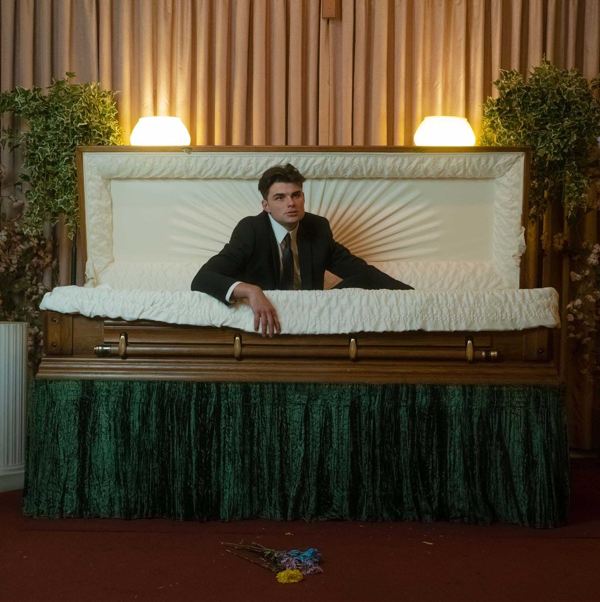 From the boy who lived in a funeral home to his debut album 'Dead to Me,' we chatted with <a href="/noahriichardson/">noah 🤠</a> about his journey and new record, which is out today: variancemagazine.com/features/13441…