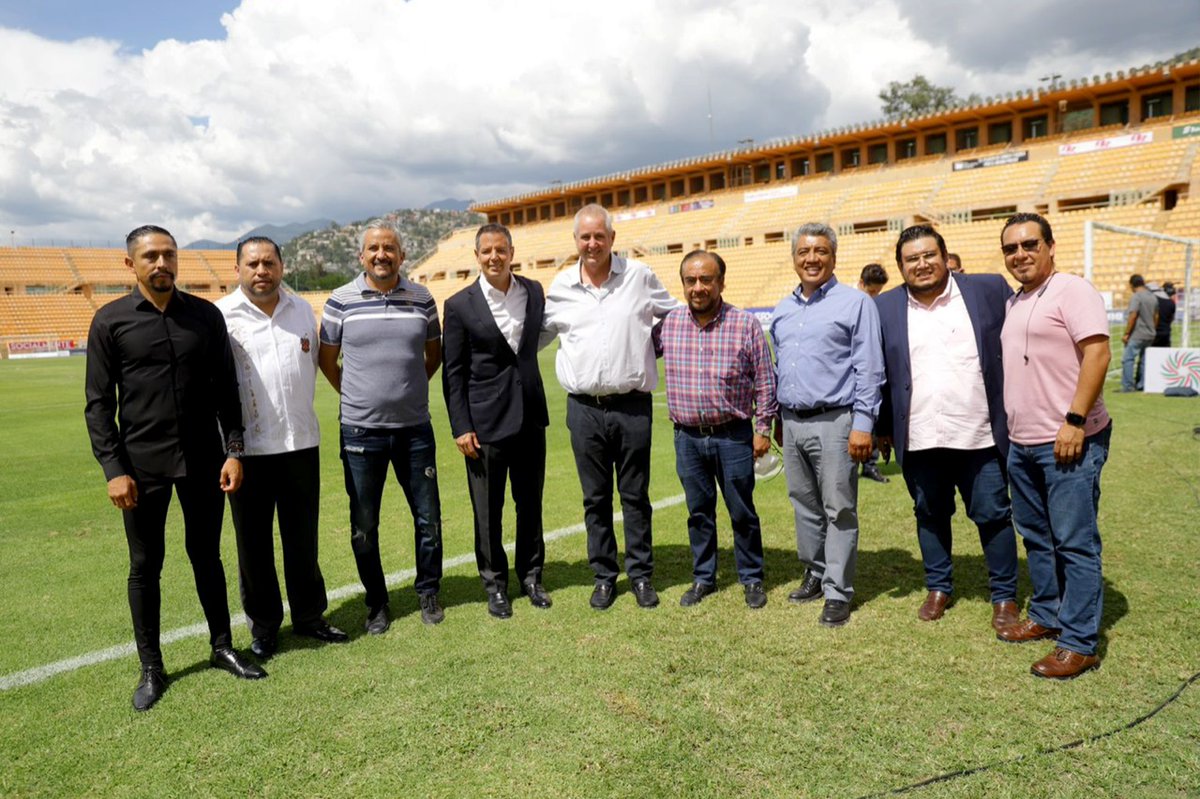 alejandromurat's tweet photo. Junto a Juan Carlos Jones, Pdte. de @AlebrijesOaxaca y Cristian Carreño López, rector de la @UABJO, dimos a conocer la firma del convenio entre ambas instituciones, fomentando el deporte entre la comunidad universitaria, y asumiendo la identidad de Alebrijes de Oaxaca - UABJO. https://t.co/E7Oz9PTgJm