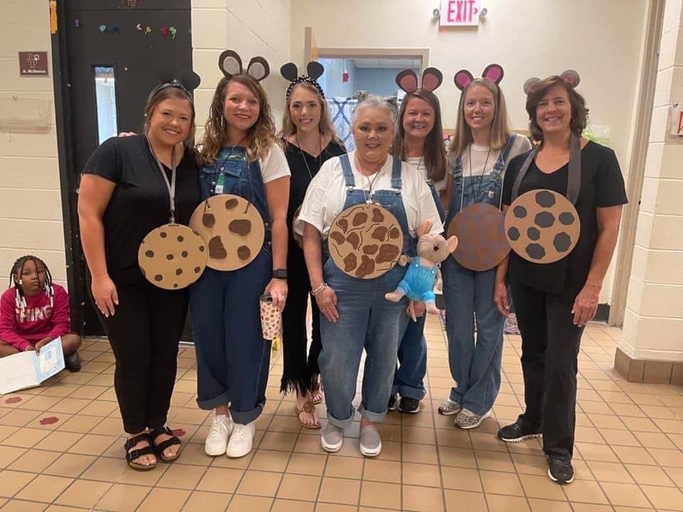 First grade Ts put the fun in learning today <a href="/JP_Wildcats/">Jim Pearson School</a> w/ “If You Give a Mouse a Cookie” #luckyprincipal <a href="/AlexanderCityS1/">Alexander City Schools</a>