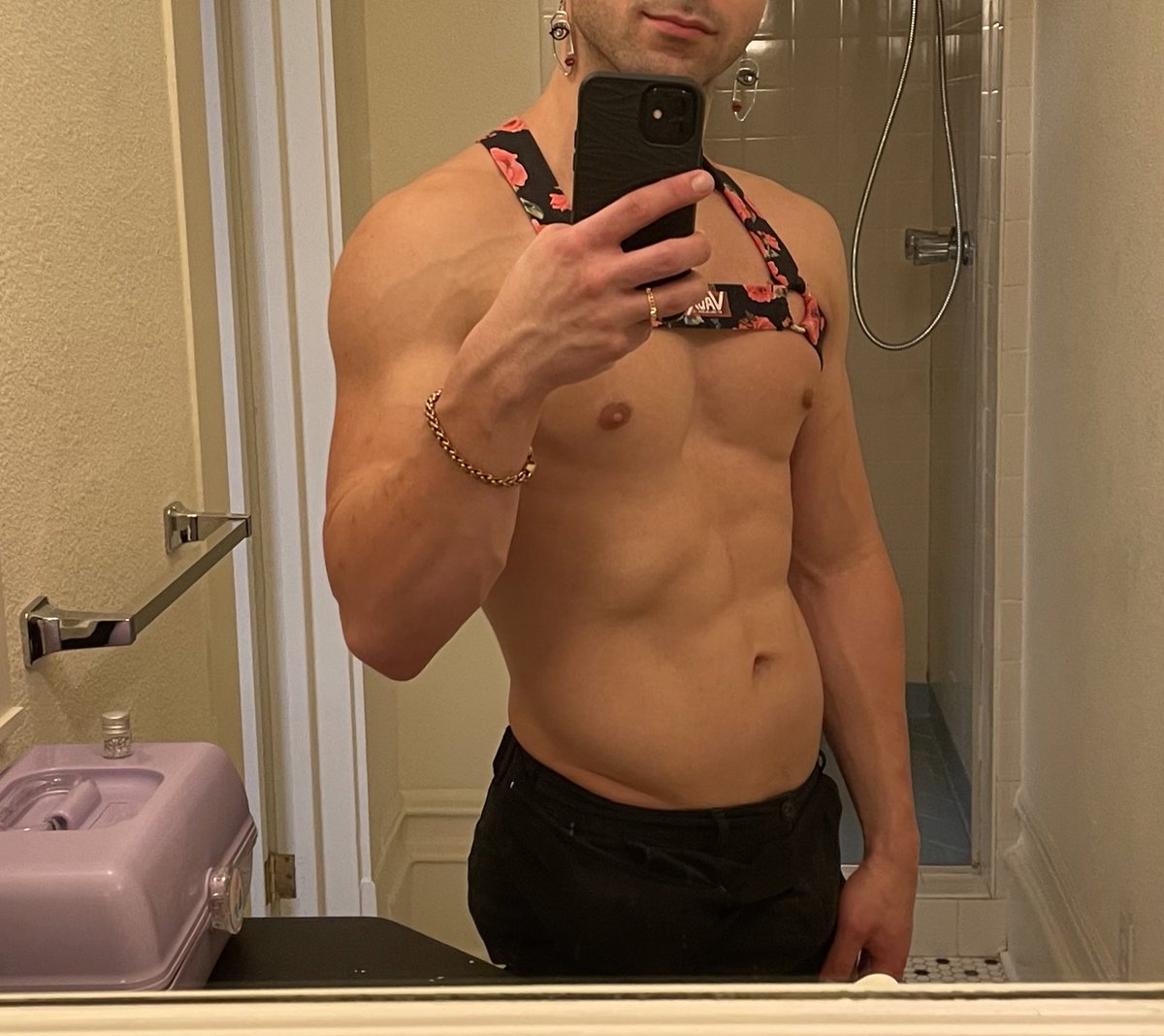 ScottJacobs411's tweet photo. Hide your boyfriends https://t.co/i24X1xxTm9