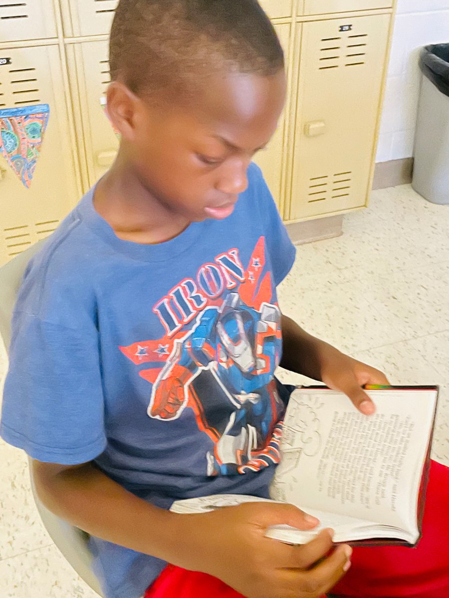 BriarwoodES's tweet photo. Sixth grade readers are the best! #BRIGHTatBriarwood https://t.co/WzO4DhxW9g