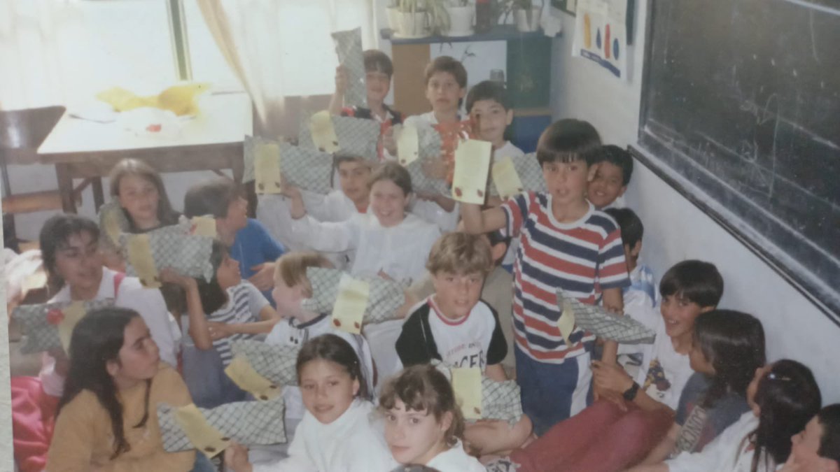 Parece una siemple foto de chicos en un salón, pero para mi es la foto más especial que existe, porque el nene de rayado q sobresale es mi hermano y la foto me la regalo una de las mujeres más maravillosas q conoci, y ayer me visitaron en un sueño, Vero y Marcos ❤️✨