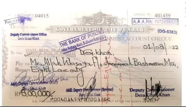 EHTISHAMULLAH_R's tweet photo. حکومت پنجاب کا سیلاب سے جاں بحق ورثا سے مذاق اور زخموں پر نمک۔پرویز الہی کے دیئے گئے تمام چیک کیش نہ ہوئے ۔فوٹو سیشن کی تقریب میں احتجاج پر بستی احمدانی ڈی جی خان کے سینکروں متاثرین پر مقدمات درج کیئے گئے تھے۔
#Shameless #ShameOnYou #flood https://t.co/gJwBBnLMmc
