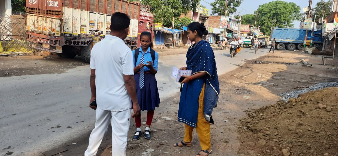 #KanpurOuterpolice
#MissionShakti के तहत थाना शिवराजपुर  एण्टीरोमियो टीम द्वारा थानाक्षेत्र शिवराजपुर में विभिन्न स्थानों पर अराजकतत्वों के विरुद्ध चैकिंग अभियान चलाकर महिलाओं व छात्राओं को विभिन्न महिला हेल्पलाइन नम्बरों के बारे में जानकारी देकर सुरक्षा का एहसास कराया।