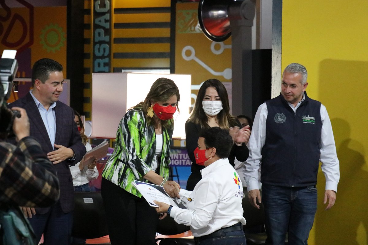 museoelrehilete's tweet photo. En el marco de la Inauguración Tecnológica del Sistema Digistar7 del Planetario de Hidalgo, La Maestra Monserrat Jaime Flores, hizo entrega de reconocimientos a las diferentes áreas que colaboran en Museo El Rehilete por su gran compromiso y destacada labor.

#AprendeJugando https://t.co/iRuoZ8sQk7