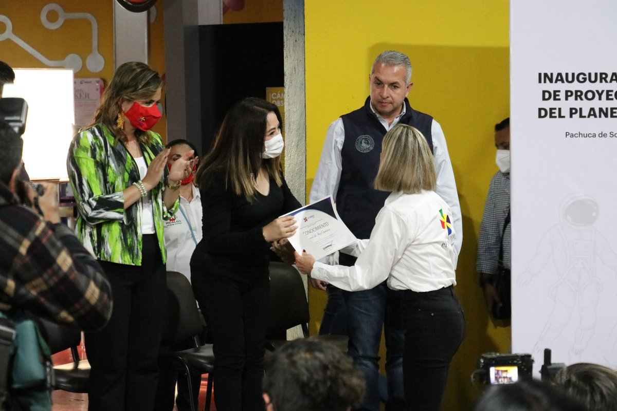 museoelrehilete's tweet photo. En el marco de la Inauguración Tecnológica del Sistema Digistar7 del Planetario de Hidalgo, La Maestra Monserrat Jaime Flores, hizo entrega de reconocimientos a las diferentes áreas que colaboran en Museo El Rehilete por su gran compromiso y destacada labor.

#AprendeJugando https://t.co/iRuoZ8sQk7