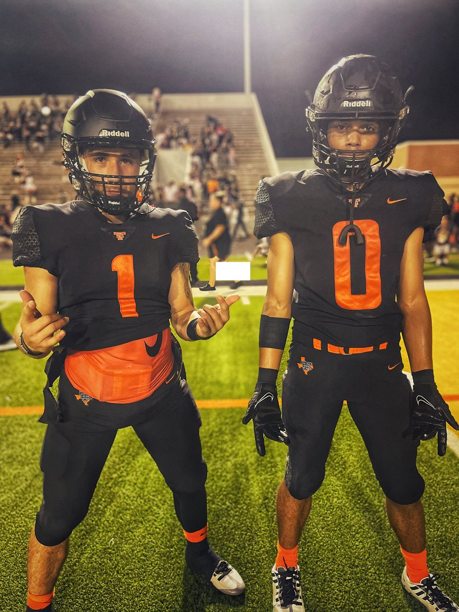 TCNextUp's tweet photo. 🗣️ How did y’all do tonight?
Us: 👇🏼😤🧡
27-13 Win vs Friendswood in the books! #BallinByTheBay #WeAreOne 
@ShoneEvans @GalvSports @vypehouston @HoustonChronHS https://t.co/DFez8PyuQE