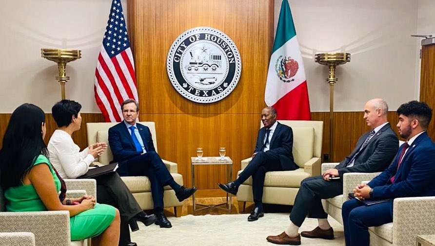 emoctezumab's tweet photo. Sostuve una productiva reunión con el Alcalde de #Houston, Sylvester Turner. Busca mayor cercanía con México, más inversión, turismo mutuo e intercambio educativo.
Visitará nuestro país el año entrante. Le daremos seguimiento puntual. https://t.co/yf0ixCjtgR