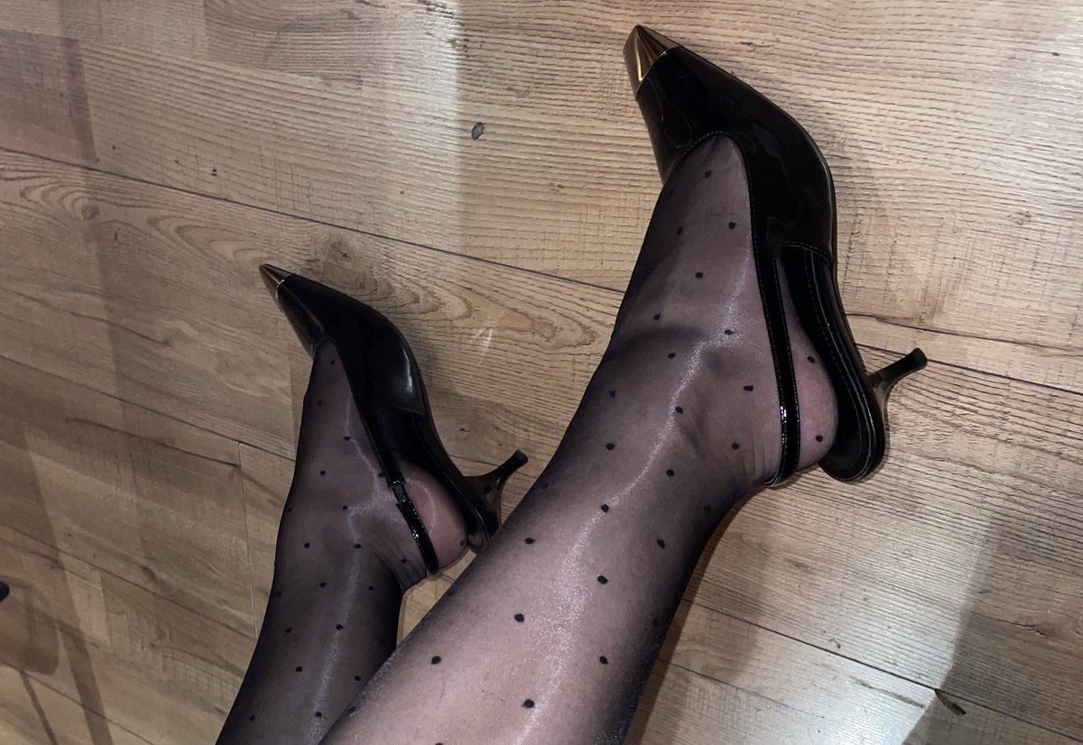 周末当然要美美骚骚的出来诱惑别人啦！！
🧦@FEIENSILKY 
 #绯凡柔美隐享丝滑 #绯隐FEIEN #绯隐丝袜 #时尚穿搭 https://t.co/s1s814Y6mI