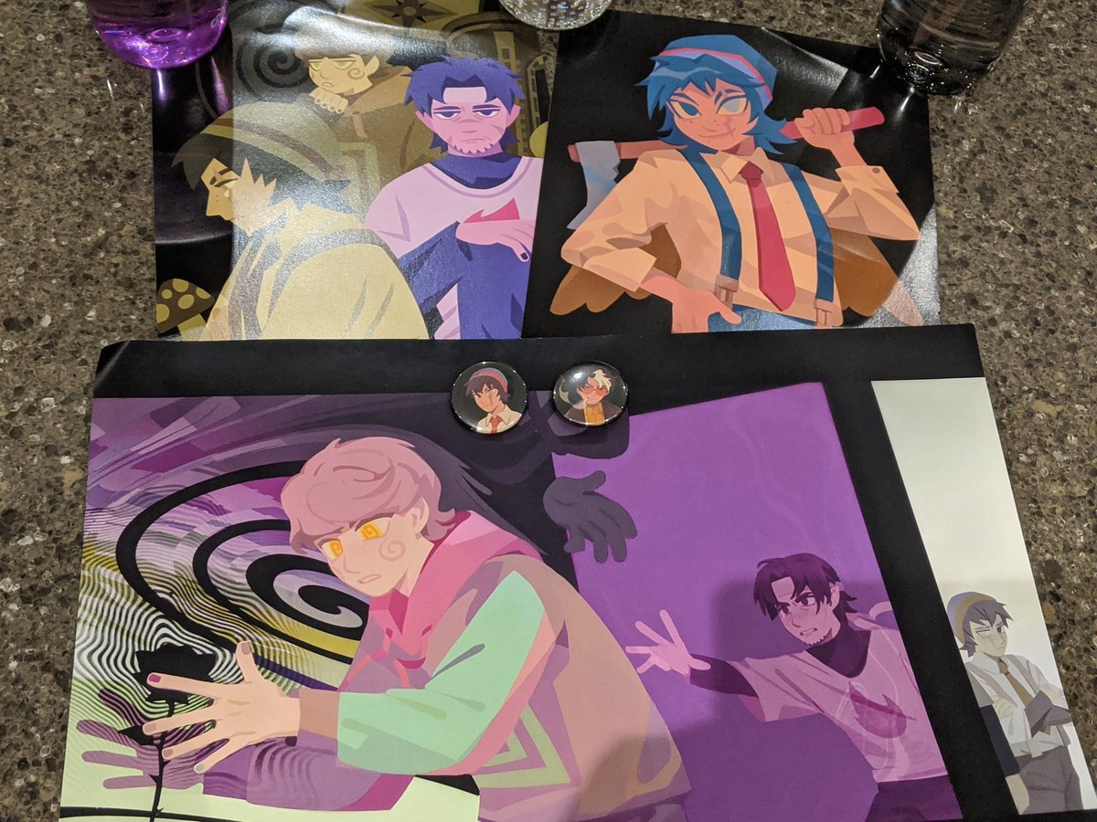 sonya pushed her lovely posters and tntduo buttons into my hands and refused to let me pay for any of them 😭😭😭 + have the comic of us meeting too [@CloudBerryCos is in the corner] (2/2) 