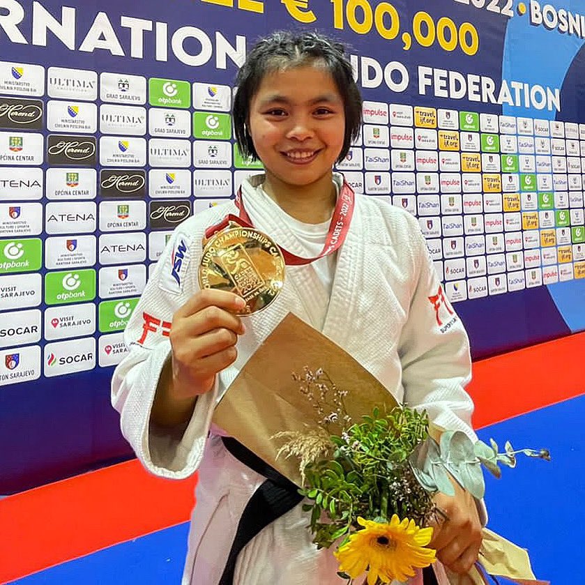 This is huge!!! 15-year-old Linthoi Chanambam wins first-ever Gold for India 🇮🇳 at the World Cadet Judo Championship. She becomes the first Indian judoka to win a medal at any age-group category of the World Championships.