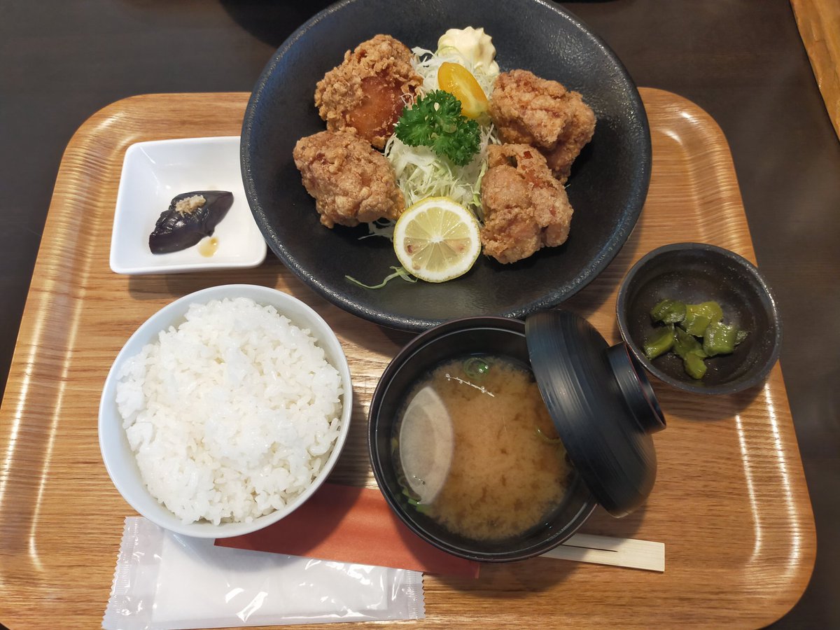 0730Under's tweet photo. ふうしゅうかんの唐揚げおいし〜 https://t.co/lxzgRa072G
