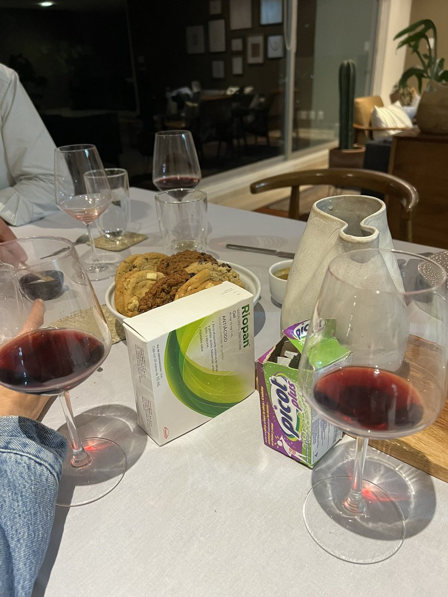 AlmudenaBlanco's tweet photo. Las fiestas en esta era moderna. @YamelCotero @ikerecheberria @ttgarciaa @breyesrk @rodrigosandov25 https://t.co/jnyQjKGe35