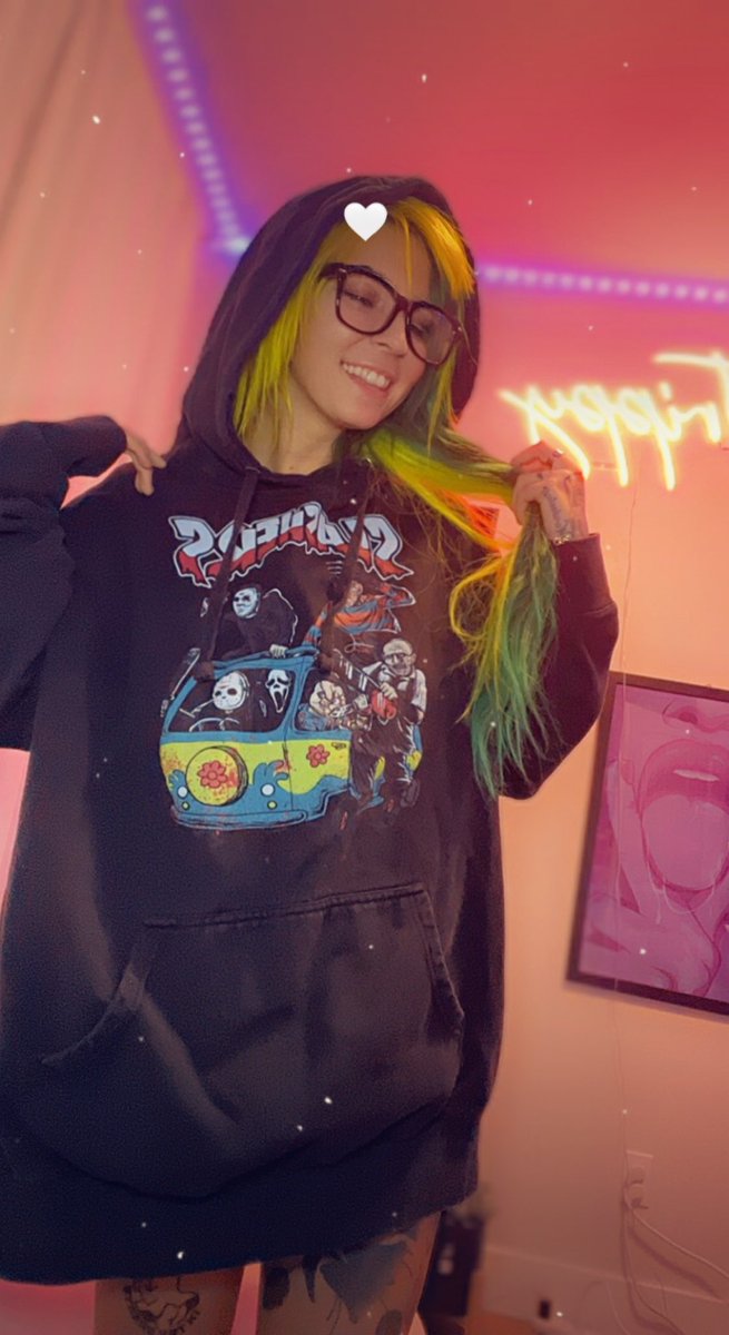 TrippyHouses's tweet photo. SWEATSHIRT GIVEAWAY TIME!! Thank you for 5k followers!!
 (Size is 2XL)
Rules:
-must follow @TrippyHouses on twitter and Instagram 
-Like &amp; Comment on this post
-Retweet this post

Ends 8/27/2022 10pm PST
Winner will be announced &amp; private messaged. https://t.co/B6MbMCd6sN