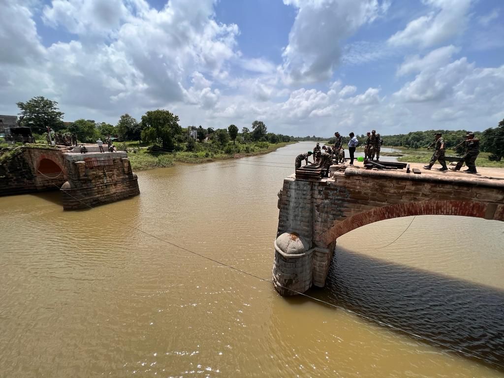 prodefencejammu's tweet photo. #EngineerTaskForce of 
#IndianArmy requisitioned by #NHAI commences construction of a new bridge over Sukhtawa river on #Nagpur- #Bhopal Road to restore connectivitiy of NH 46.
#HarKaamDeshKeNaam
#SudharshanChakraCorps

@SpokespersonMoD 
@adgpi 
@PIB_India 
@ANI https://t.co/Y02Q0tJN0j