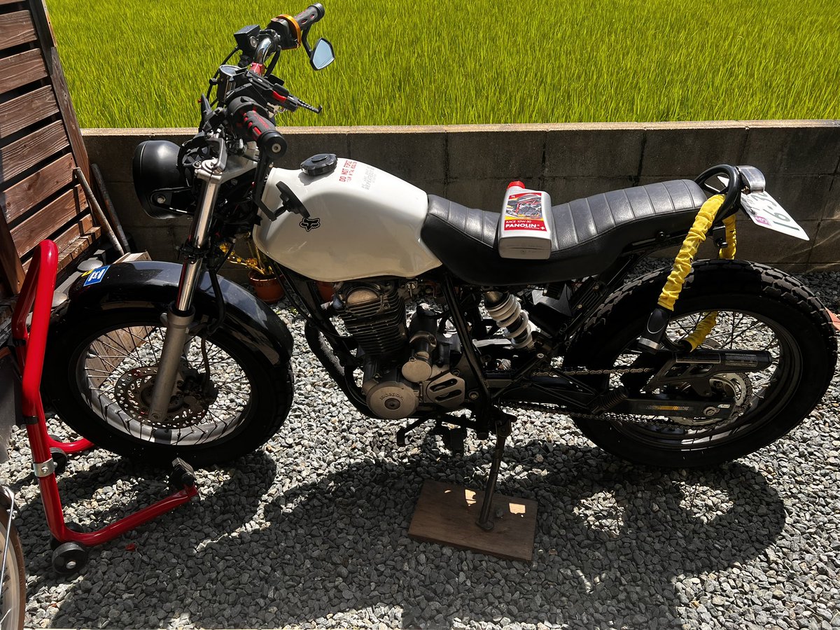 gmc3131's tweet photo. 今日はftr223のメンテナンスDAY!
オイル交換しよー!
私はオイルはパノリンRACE
バイク所有してちょっとしてからずっとこのオイル!
このオイルしてからバイク調子やシフトフィーリングがとても良いから!OGAチャンネルの影響も笑
#PANOLIN
#ftr223
#ogaチャンネル https://t.co/PZBslNqmFD