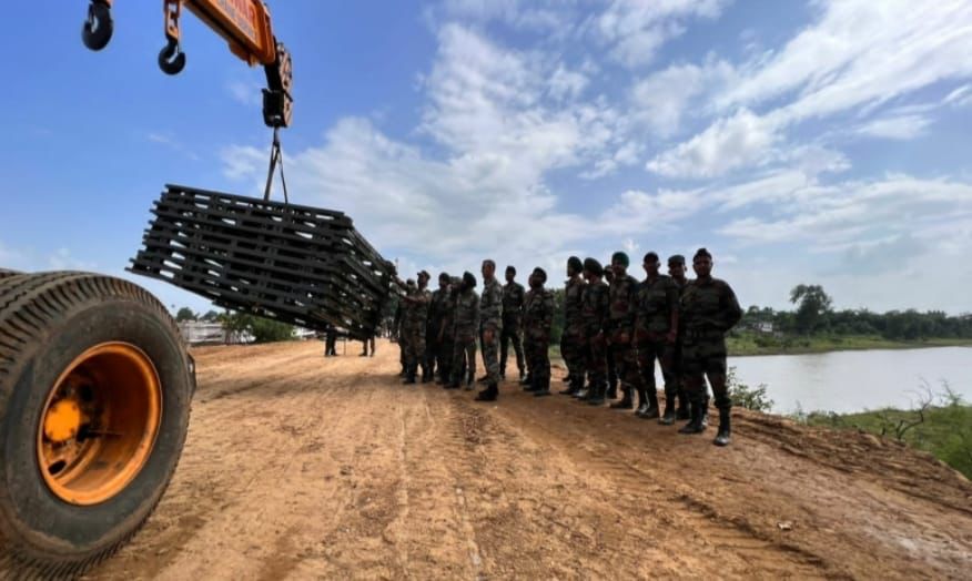 prodefencejammu's tweet photo. #EngineerTaskForce of 
#IndianArmy requisitioned by #NHAI commences construction of a new bridge over Sukhtawa river on #Nagpur- #Bhopal Road to restore connectivitiy of NH 46.
#HarKaamDeshKeNaam
#SudharshanChakraCorps

@SpokespersonMoD 
@adgpi 
@PIB_India 
@ANI https://t.co/Y02Q0tJN0j