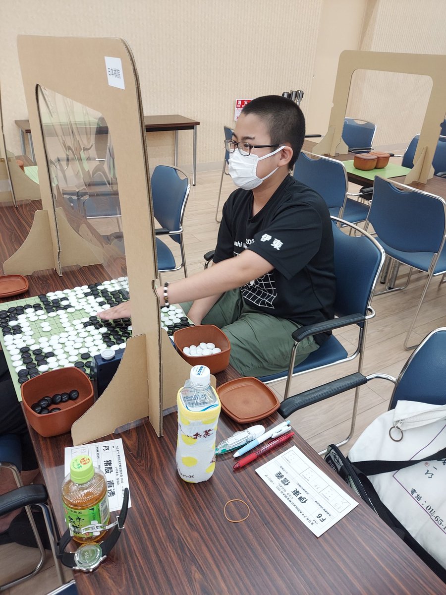 v4seR2cGOCn73Od's tweet photo. 最年少の伊東くん、初勝利❗

北海道代表の伊東信義くん(中学１年)が、2回戦で猪股直透さん(宮城)に、白番半目勝ちしました。
師匠の尾越一郎九段に電話したら「よかったね」と、言われたそうです。
#アマ本因坊戦 https://t.co/5WxuK7JNEK
