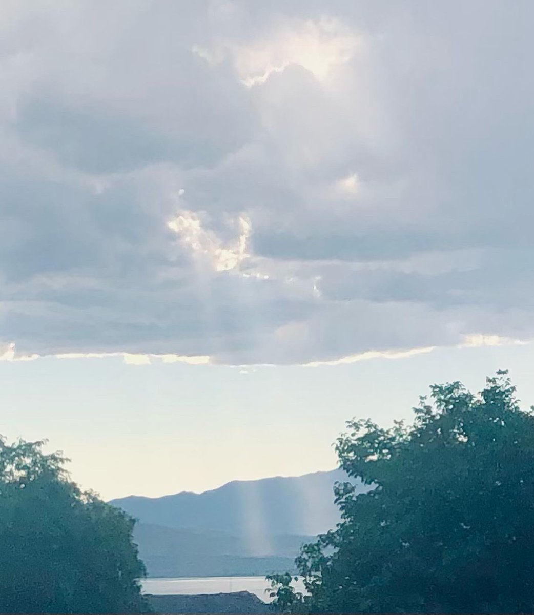 theufosecret's tweet photo. A few cool photos from a few hours ago. Enjoy!
#utah #utahphotographer #utahmountains #utahmountain #mountains #mountainlife #mountain #mountainview #cloud #clouds #usa #mountainsofinstagram #theufosecret #thegreatoutdoors #sun #sunray #sunshine #walking https://t.co/zz2OS7iwbr