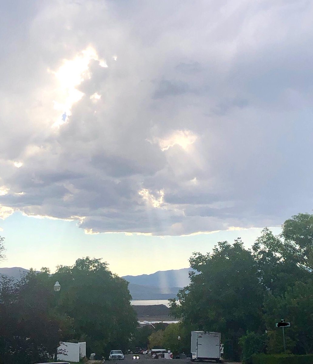 theufosecret's tweet photo. A few cool photos from a few hours ago. Enjoy!
#utah #utahphotographer #utahmountains #utahmountain #mountains #mountainlife #mountain #mountainview #cloud #clouds #usa #mountainsofinstagram #theufosecret #thegreatoutdoors #sun #sunray #sunshine #walking https://t.co/zz2OS7iwbr