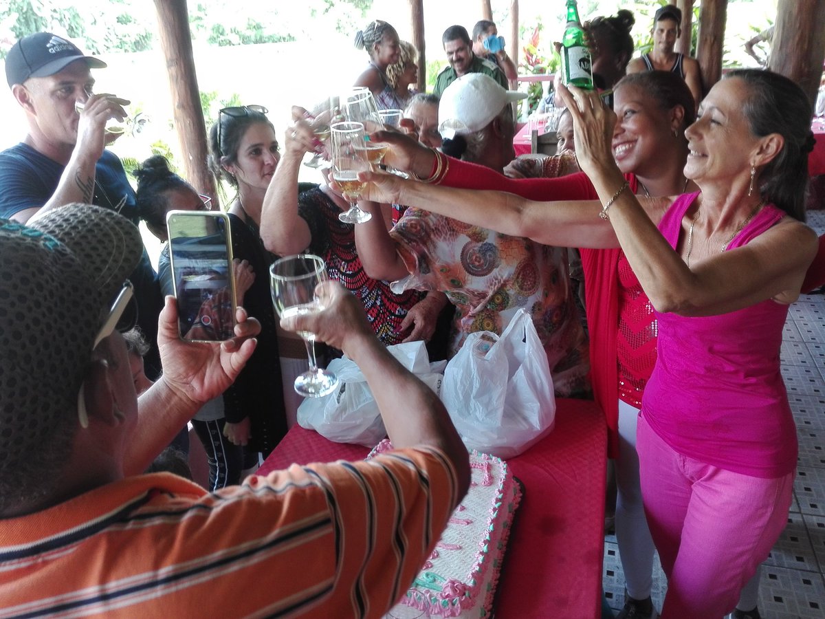 AngelFCalle's tweet photo. #RadioArtemisa. Llegar a la edad de jubilación es una dicha; Gloria, trabajadora del Sector Militar de #Artemisa ya cumplió su etapa laboral y sus compañeros de trabajo le hicieron una bonita actividad. Felicidades a la noble mujer.
#BienvenidaLaJubilacion. https://t.co/6lHuM8Cqrk