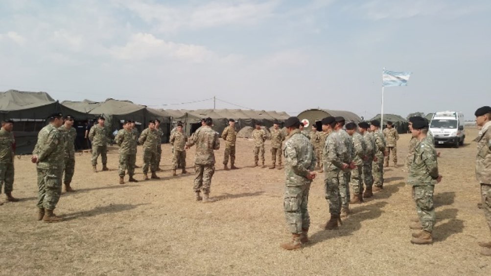 EMCFFAA_Arg's tweet photo. En el día de la fecha el Comando Conjunto de Zona de Emergencia continuo con el apoyo de personal y medios desplegados en el terreno.  14 brigadistas de las #FFAA pertenecientes a la @Armada_Arg fueron desplegados en la zona afectada por los incendios, en apoyo al #SNMF. https://t.co/yrbaJQBjxn