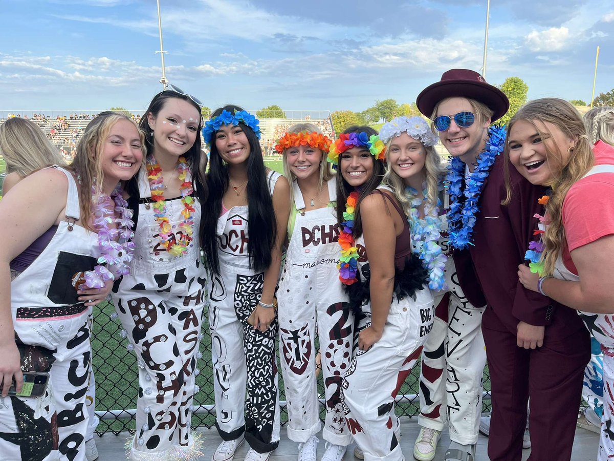 MaroonCrew's tweet photo. Beautiful night for a football game! Let’s Go Maroons! https://t.co/gJzY9i1kW5