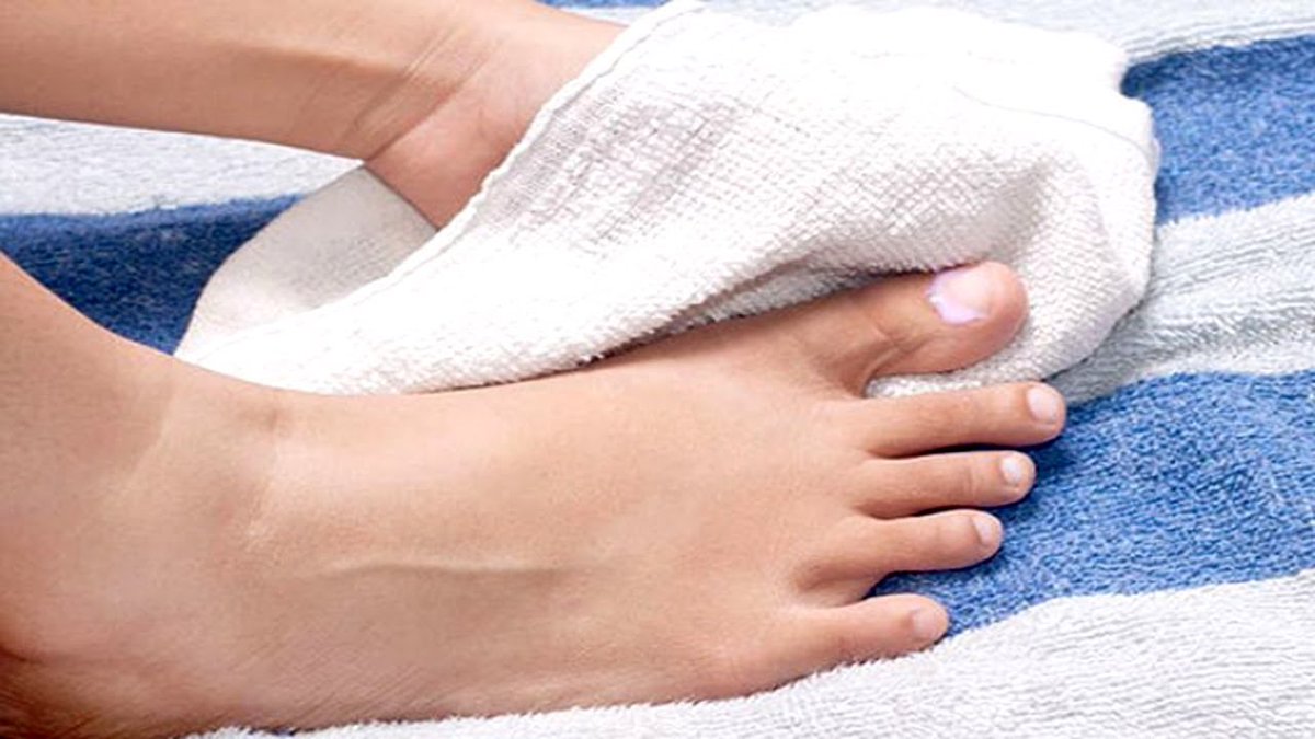 imederm's tweet photo. Lo más importante para prevenir los hongos en la piel es evitar la humedad. A los hongos les gusta el calor y la humedad. 
Siempre que te bañes usa una toalla para secar tus pies. Si se puede que sea una sola toalla para tus pies.

#salud #prevención  #imederm #dermatologia https://t.co/0q3LdtBpK2